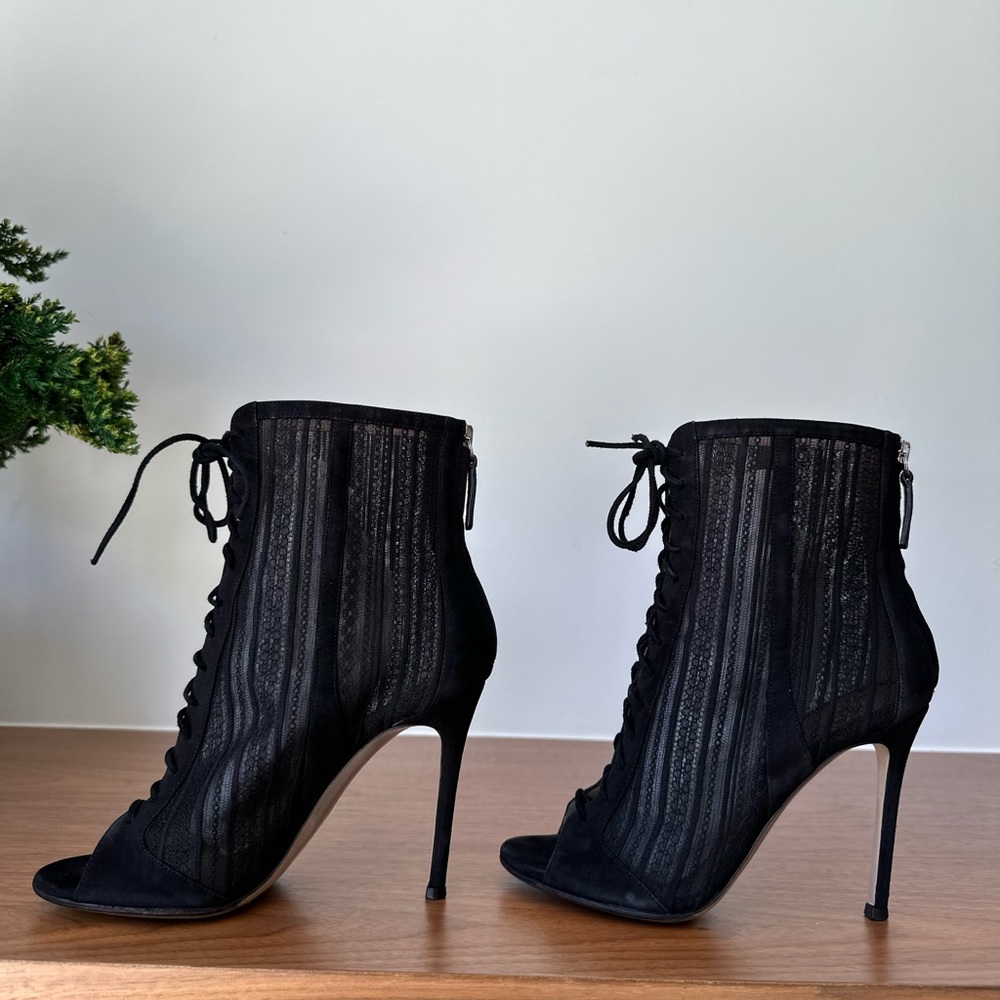 Lace detail Gianvito Rossi lace up stiletto